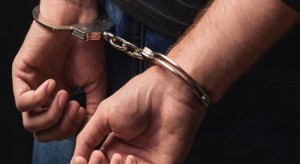 القبض على شخصين من جنسية عربية بحوزتهما شيكات مزورة بقيمة 55 مليون دينار داخل احد البنوك