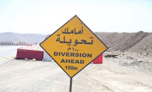 بسبب انهيارات صخرية.. إغلاق طريق اليتم جزئيا