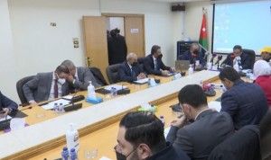 مالية النواب" توصي برفع رواتب الموظفين والمتقاعدين الحكوميين الذين تقل رواتبهم عن 300 دينار