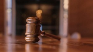 جنايات السلط تسجن 13 شخصا 7 سنوات اضرموا النار بمنزل ومركبات