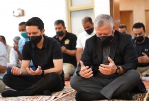 الملك وولي العهد يؤديان صلاة الجمعة الأولى من رمضان في العقبة
