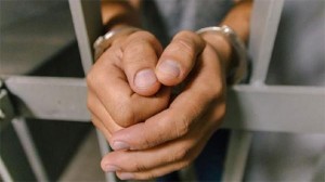 الحبس 6 سنوات وغرامة 250 دينارا لشخص اعتدى على قاض بمحكمة في اربد