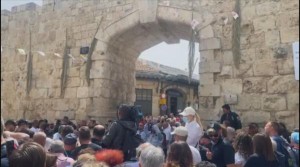 الاحتلال يغلق باب الجديد امام المسيحيين المحتفلين بسبت النور