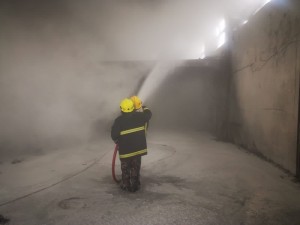 الدفاع المدني يخمد حريق مصنع بلاستيك في محافظة الزرقاء