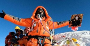 مغامر عُماني يتمكن من تسلق قمتي إيفرست ولوتسي