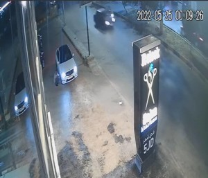 بالفيديو ...سائق مركبة يفر بعد صدمه عامل توصيل