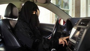 السعودية تسمح لسائقات الأجرة بارتداء البنطال والقميص