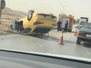 شاهدوا فيديو انقلاب مركبتين على طريق الهاشمية