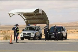 ضبط حدث يقود قاطرة ومقطورة على طريق المطار