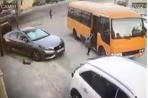 التربية توضح حول فيديو متداول لطفل تم إنزاله من حافلة مدرسية