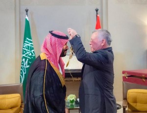 الملك يقدم قلادة الحسين بن علي للأمير محمد بن السلمان