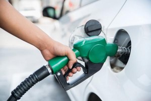 عقل يرجح رفع أسعار البنزين 35 فلسا