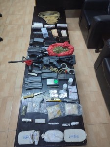 قوة أمنية تقبض على مطلوبين مسلحين جنوب العاصمة