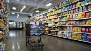 دعا لعكسها على الأسواق المحلية.. العواد يؤكد انخفاض أسعار المواد الغذائية عالميا 25%