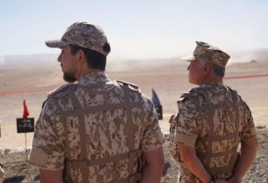 الملك وولي العهد يتابعان التمرين التعبوي "النور الساطع" (صور)
