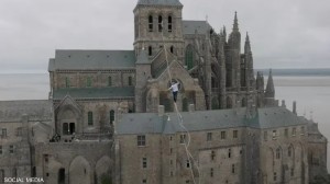 بالفيديو ... فرنسي يحطم رقما قياسيا في مغامرة خطيرة... ماذا فعل