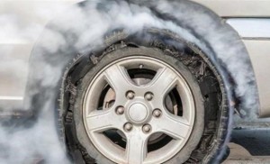 بالصورة... الدوريات الخارجية تنقذ سائقا احترق اطار مركبته