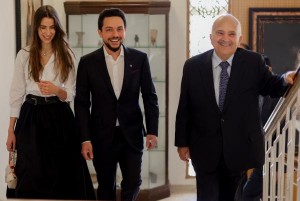 ولي العهد وخطيبته رجوة آل سيف والأمير الحسن بالعهدة الملكية (فيديو)