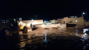 الرويشد .. الأمطار تداهم منازل ومركبة تسقط في عبارة تصريف مياه