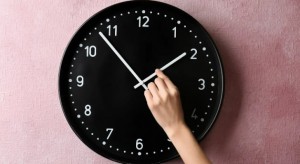 الحكومة توضح سبب تغيير توقيت هواتف الأردنيين