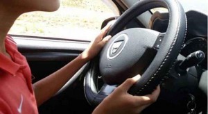 ضبط حدث يقود مركبة بداخلها طفلة وبرفقة والده