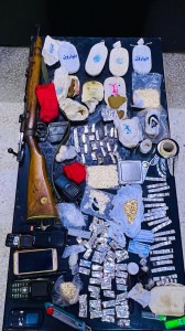 قوة أمنية تداهم ثلاثة منازل في الرويشد وتلقي القبض على ثلاثة مروجين وتجار للمخدرات