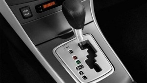 أخطاء شائعة عند إيقاف السيارة يُدمر ناقل الحركة