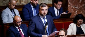 فرنسا تمنع نائباً من دخول البرلمان بسبب شتيمة عنصرية