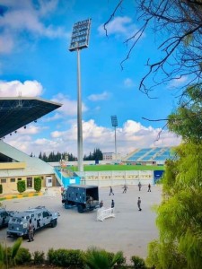 الأجهزة الأمنية تبدأ بالانتشار في محيط ملعب الحسن