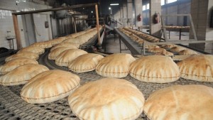 الحكومة تؤكد استمرارها بدعم أسعار الخبز