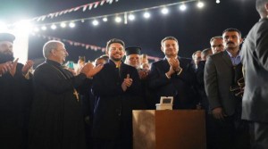 ولي العهد يشارك بإضاءة شجرة عيد الميلاد في الكرك