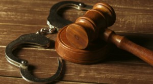 محاكمة 6 أشخاص بتهمة التنقيب عن الذهب في عمان