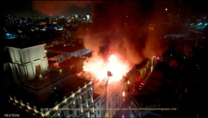 احتجاجات بيرو تتواصل.. إصابة 80 واحتراق قصر عمره قرن