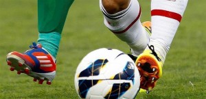 طعن مدرب وإصابة 3 لاعبين... إليكم تفاصيل ما جرى في مباراة لكرة القدم!