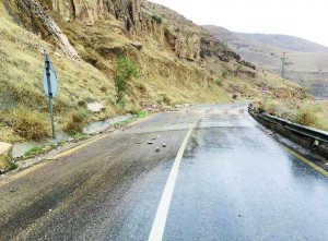 تحسبا للانهيارات .. تحذيرات من سلوك طريق وادي شعيب