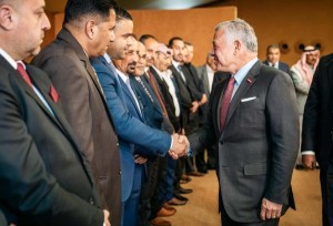 الملك: مجالس المحافظات والبلديات "مفتاح أي تطوير في بلدنا