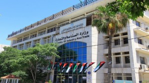 وزارة الصناعة تدعو لعدم التهافت على الشراء وتؤكد وفرة المخزون الغذائي