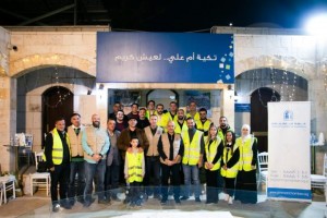 تجارة عمان تشارك بإعداد وتوزيع وجبات تكية أم علي - صور