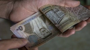 توضيح حكومي حول صرف رواتب الشهر الحالي