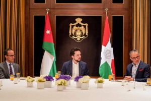 بالصور...ولي العهد يقيم افطاراً لمجموعة شبابية