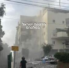 مقتل 2 وإصابة 7 آخرين بسقوط صاروخ على تل ابيب