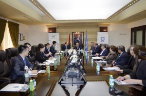 بالصور .. عمان الأهلية تستقبل وفدا من جامعة فودان الصينية