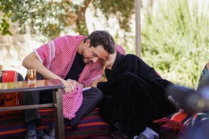 ولي العهد يلبي دعوة سيدة حرثاوية ويزورها في الشمال .. صور