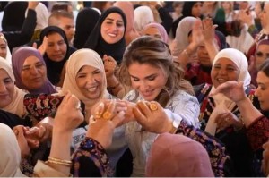 بالصور ... من هي الحاجة التي لفتت الأنظار في حفل حناء الآنسة رجوة ؟