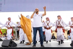 آلاف المواطنين يشاركون في احتفال زين فرحاً بزفاف ولي العهد - صور