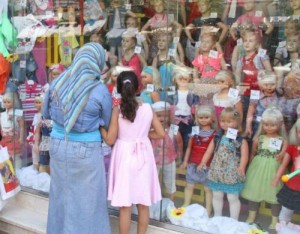 تجار يشكون ضعف الطلب على الألبسة ويأملون انتعاشه قبل العيد