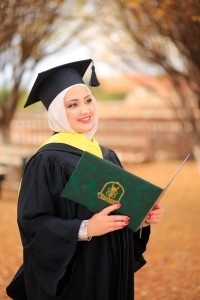 دينا ابو بيدر وبعد أن اختارت الأصعب ( الفيزياء ) تتخرج بتفوق