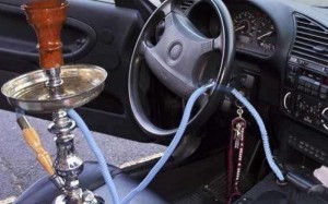 ضبط سائق مركبة شحن يدخن الأرجيلة على طريق إربد