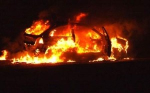 احتراق مركبة شحن على الطريق الخلفي للعقبة