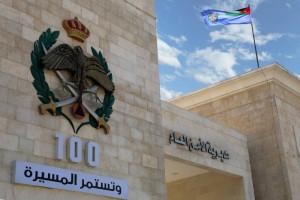 القبض على سارق تسبب بإيذاء فتاة أثناء محاولته سرقة مركبتها